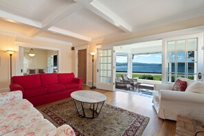 TV, video games, DVD player, foosball - Premiere Beach House, Family Friendly, West Lakeshore Drive (coeur d'alene)