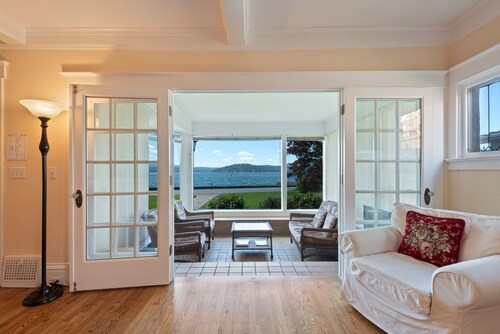 Premiere Beach House, Family Friendly, West Lakeshore Drive