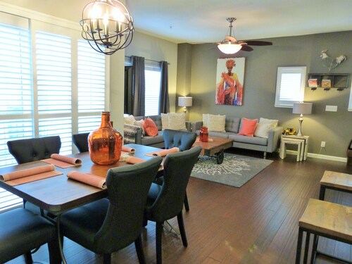 LePark ORANGE Luxury uima-altaalla ja kylpylällä lähellä Downtown Airport Arena -sairaaloja