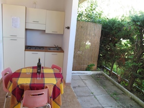 Full-size fridge, stovetop, cookware/dishes/utensils - Camping Blumare Village (Furnari)