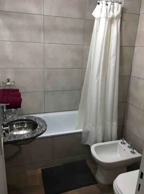 Apartamento, 2 quartos, 2 banheiros | Banheiro | Chuveiro/banheira combinados, toalhas de banho