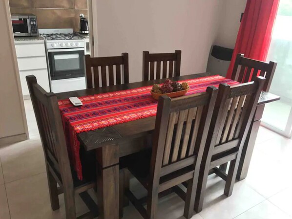 Apartamento, 2 quartos, 2 banheiros | Opções para refeição no quarto