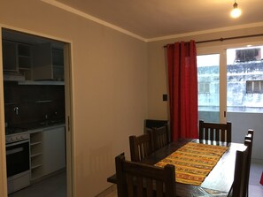 Apartamento, 2 quartos, 2 banheiros | 2 quartos, individualmente mobiliados, ferros/tábuas de passar roupa