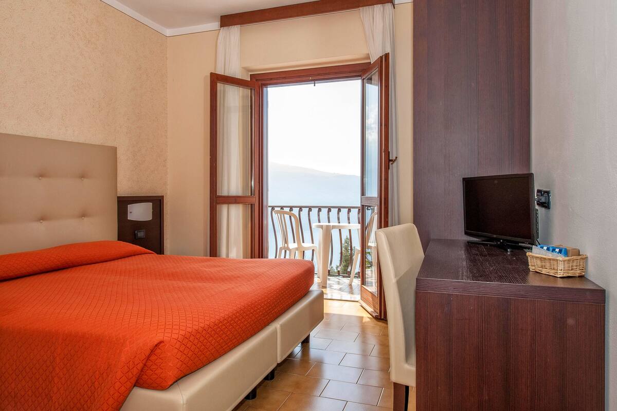 Habitación doble, vistas a la montaña | Cunas gratuitas, wifi gratis, ropa de cama