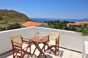 标准三人房 | 防过敏的被褥、加厚床垫、客房内保险箱、办公桌