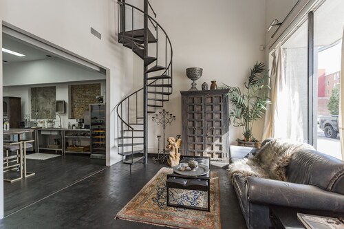 Glam Downtown Nashvilel Loft - Sleeps 20