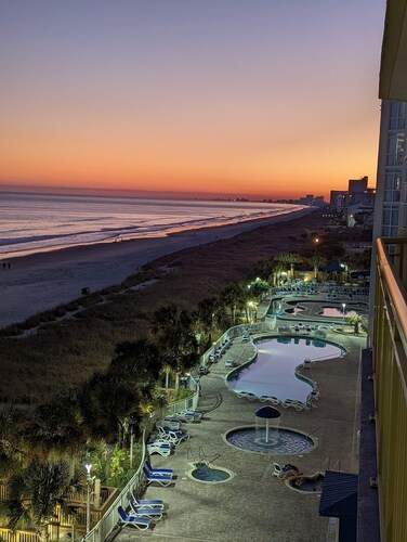 Cozy King Studio – right on the Beach, Sleeps 4