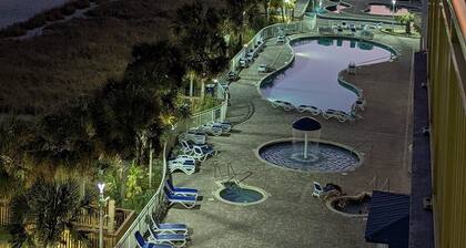 Cozy King Studio – right on the Beach, Sleeps 4