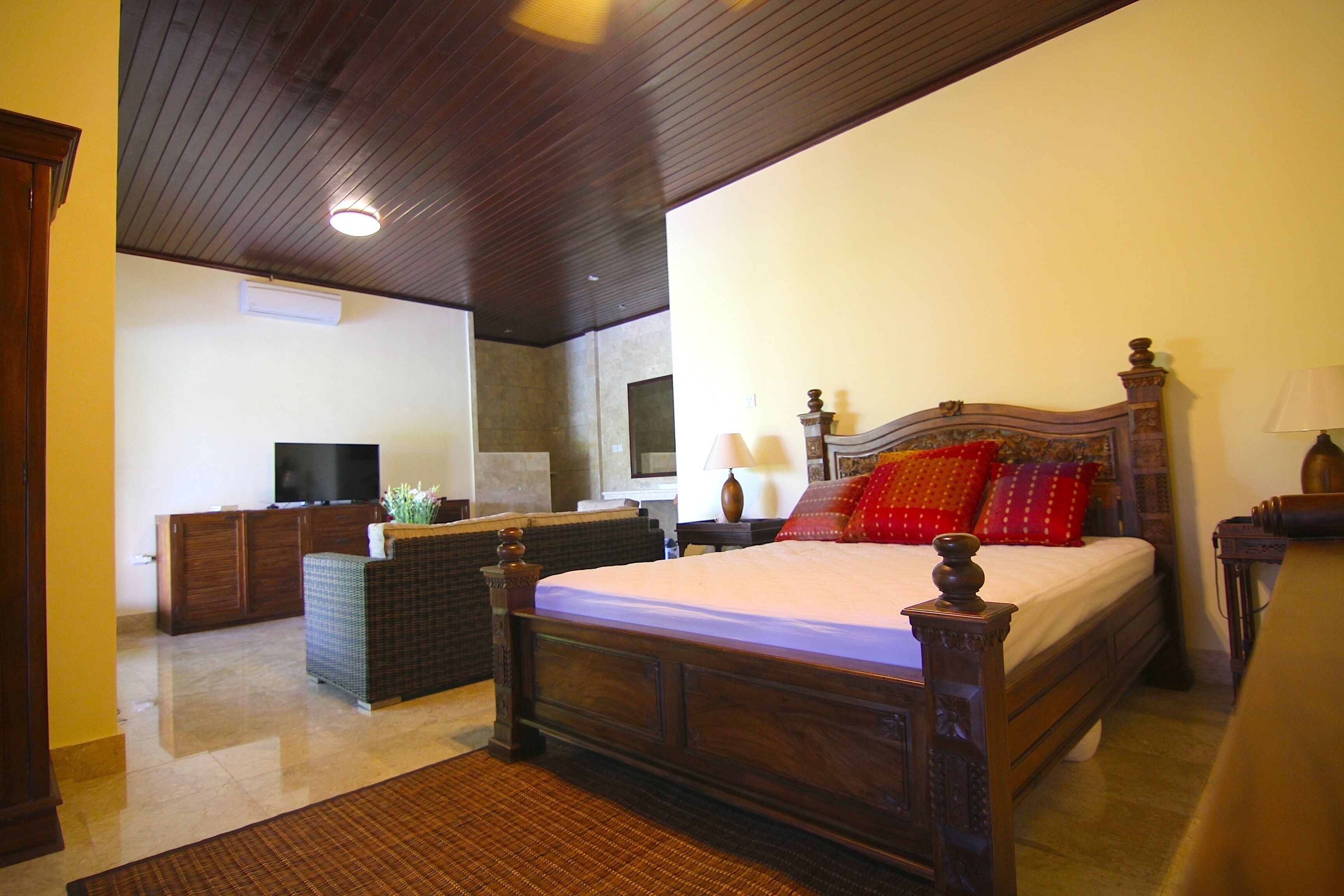 5 bedrooms, iron/ironing board, WiFi, bed sheets