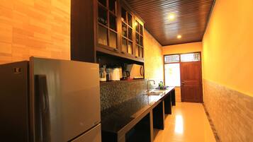 Geladeira, micro-ondas, cooktop, cafeteira/chaleira