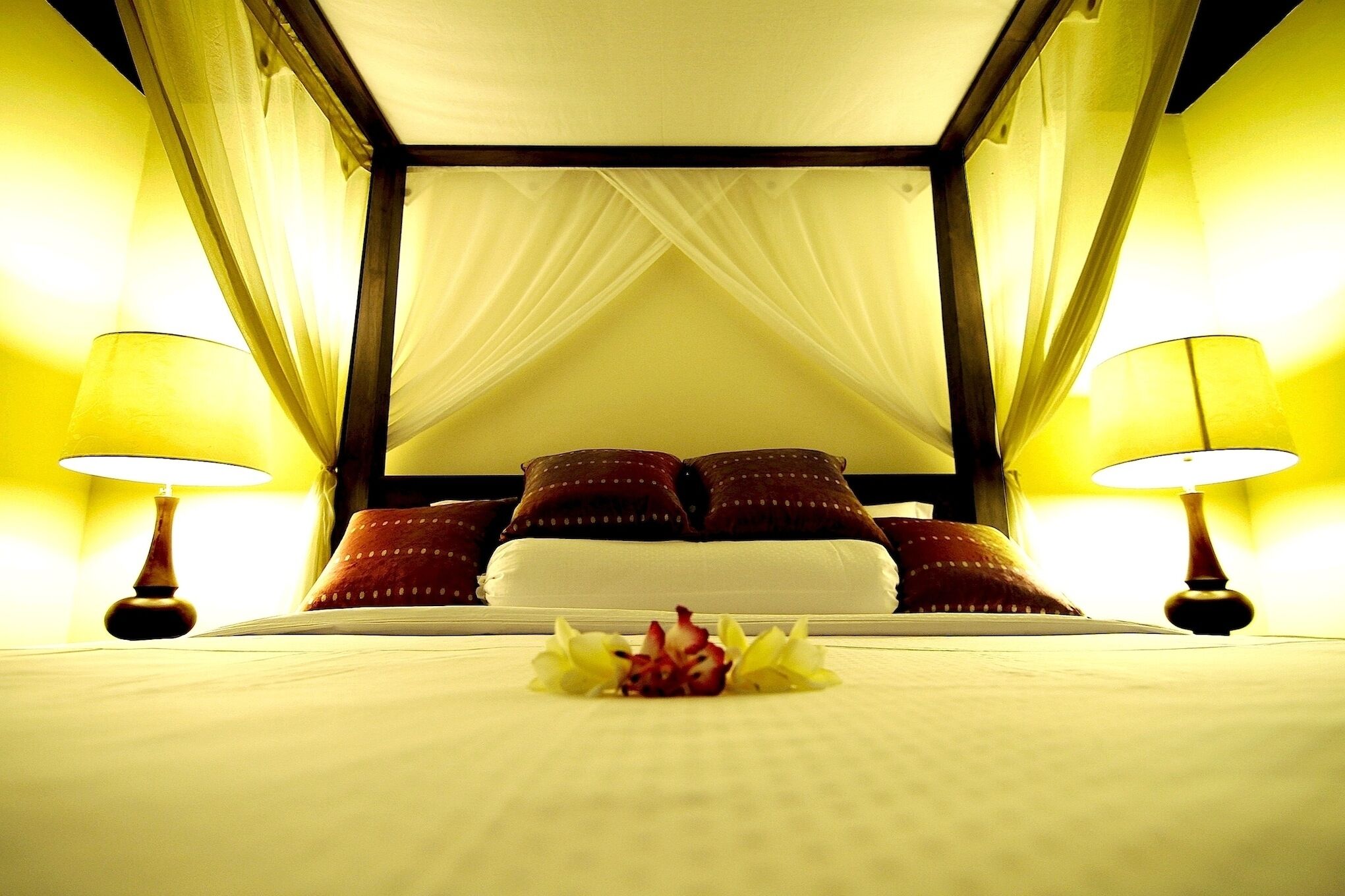 5 bedrooms, iron/ironing board, WiFi, bed sheets
