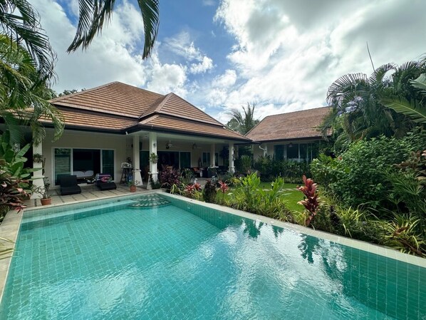 Piscine extérieure, chaises longues