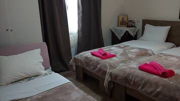 Kedap suara, setrika/meja setrika, Wi-Fi gratis, dan seprai linen