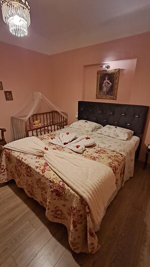 Luxury House, City View | Soundproofing, iron/ironing board, free WiFi, bed sheets