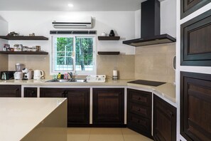 Réfrigérateur, micro-ondes, plaque de cuisson, cafetière/bouilloire