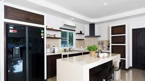 Coffee/tea maker, fridge, microwave, stovetop