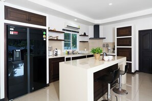 Kühlschrank, Mikrowelle, Herdplatte, Wasserkocher mit Kaffee-/Teezubehör