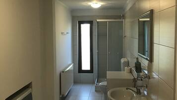 Combined shower/tub, shampoo, toilet paper