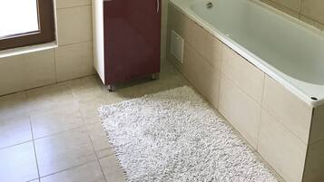 Combinazione doccia/vasca, shampoo, carta igienica