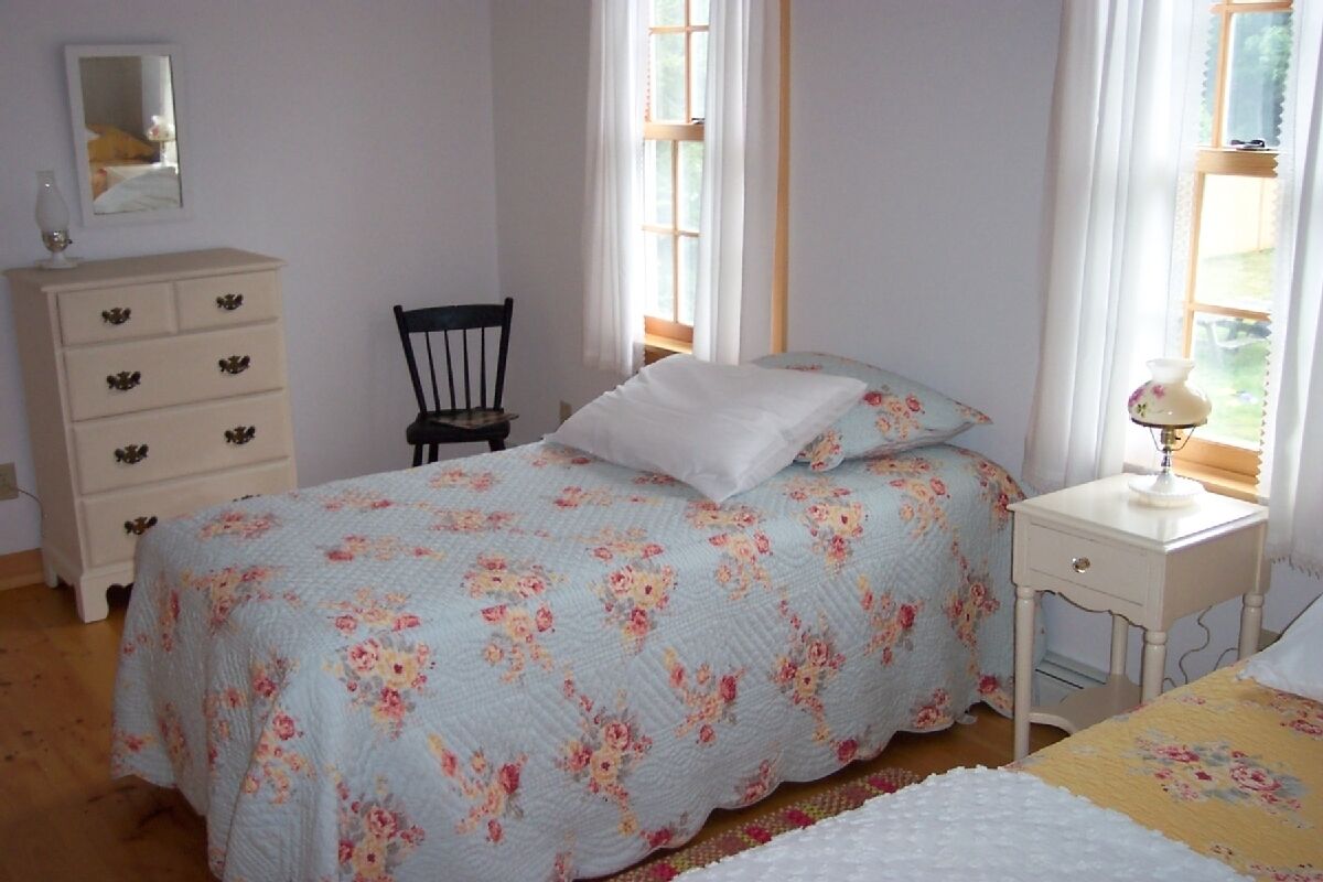 CHATHAM- REDUCED, WALK TO SANDY BEACHES, OPEN YR ROUND, BIG PRIVATE YARD, MINT! 