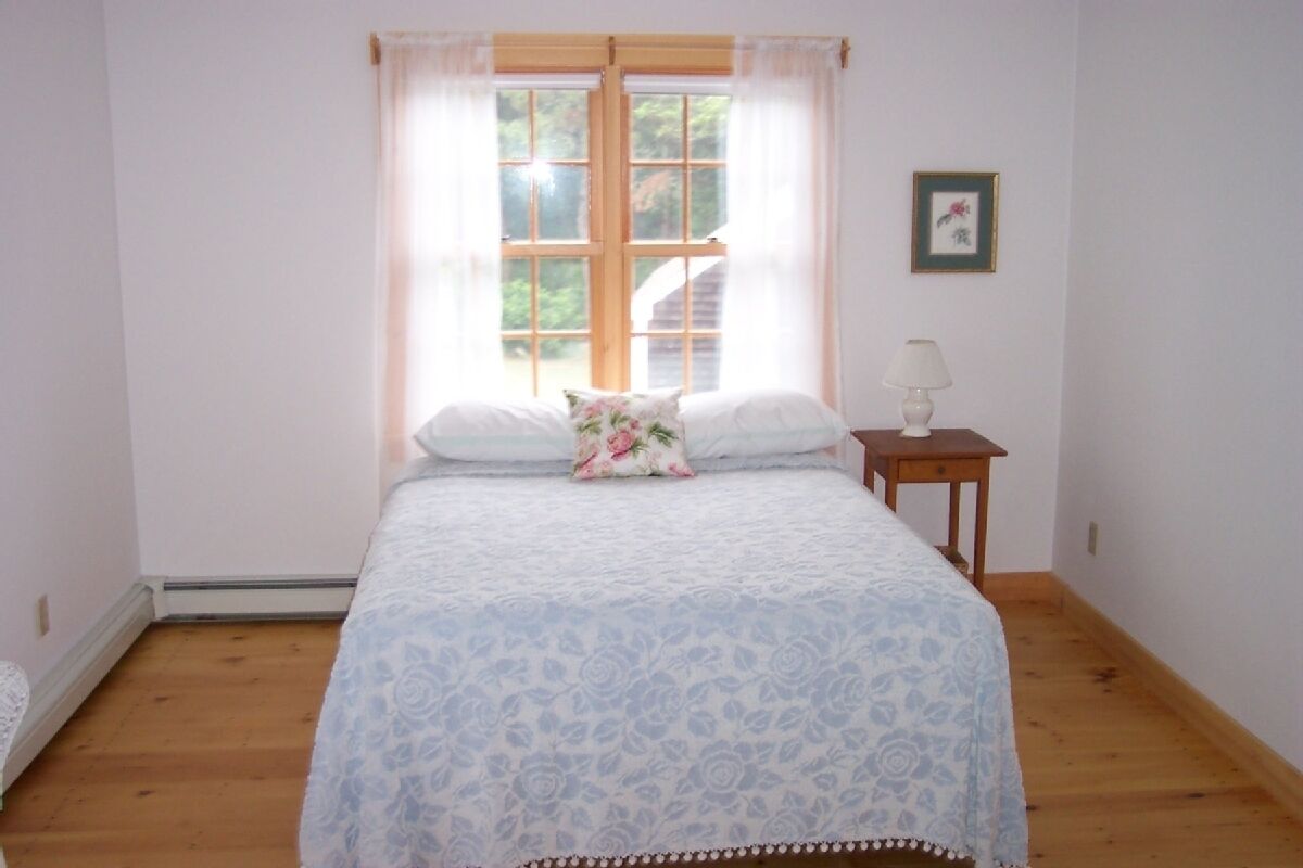 CHATHAM- REDUCED, WALK TO SANDY BEACHES, OPEN YR ROUND, BIG PRIVATE YARD, MINT! 