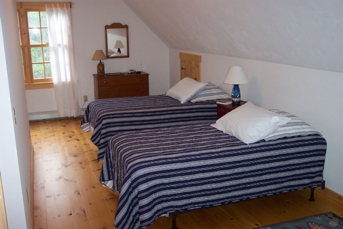 CHATHAM- REDUCED, WALK TO SANDY BEACHES, OPEN YR ROUND, BIG PRIVATE YARD, MINT! 