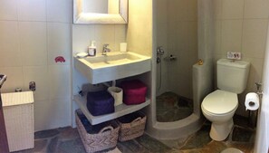 Dusj, hårføner, håndklær og såpe