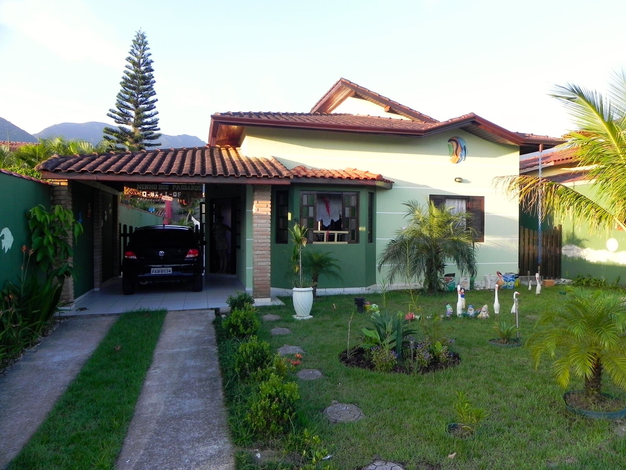 <br>House with pool, large yard, lawn, beautiful views of the mountains.