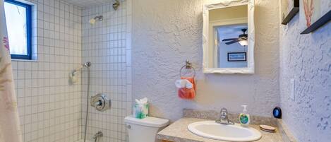 Un baño con bañera, inodoro y lavabo.