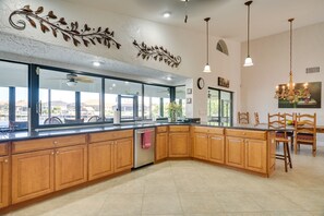 Coffee/tea maker, cookware/dishes/utensils