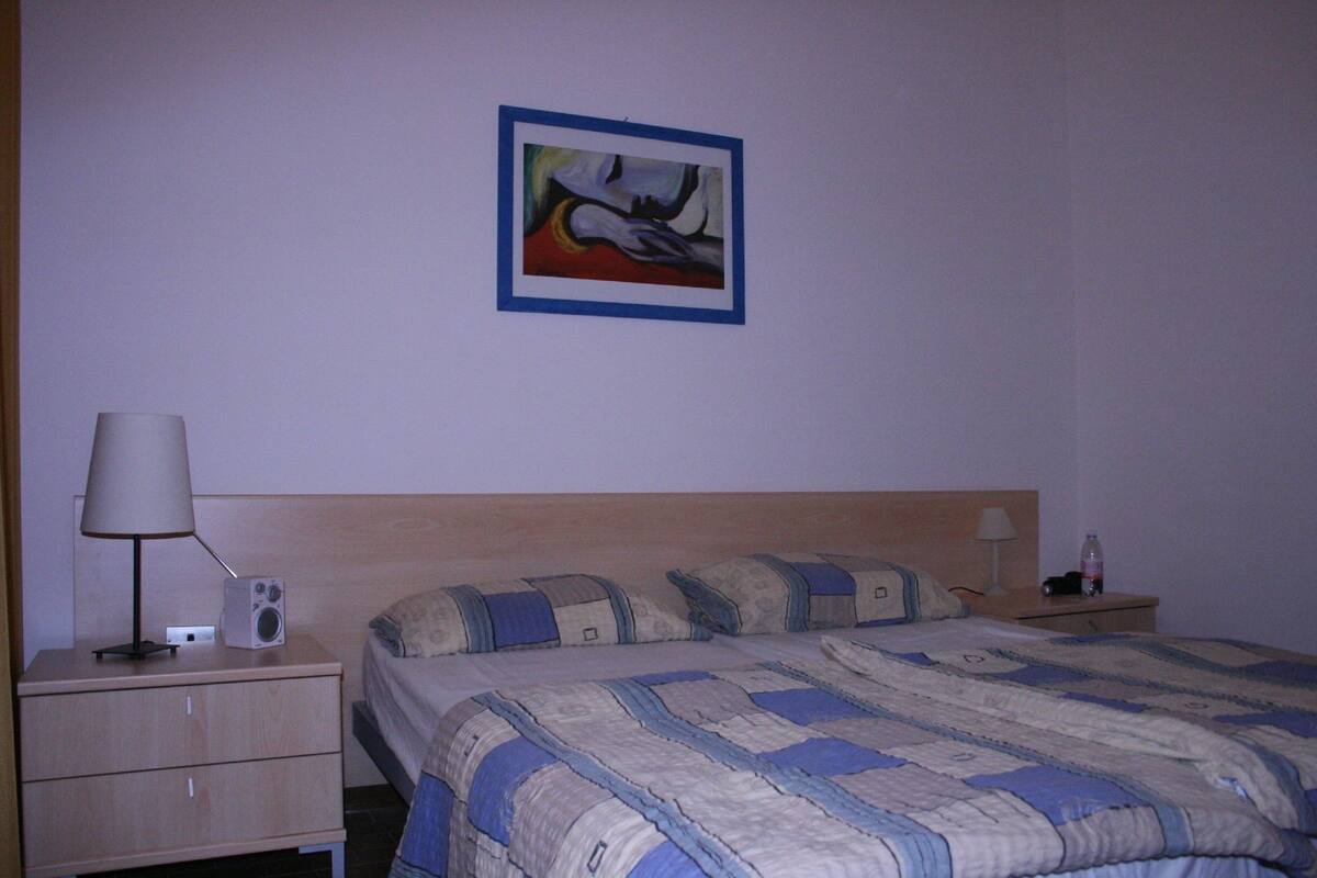 1 bedroom, free cots/infant beds, free wifi, bed sheets