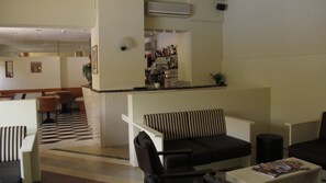 Lobby sitting area - Hotel Romeo (Torri del Benaco)
