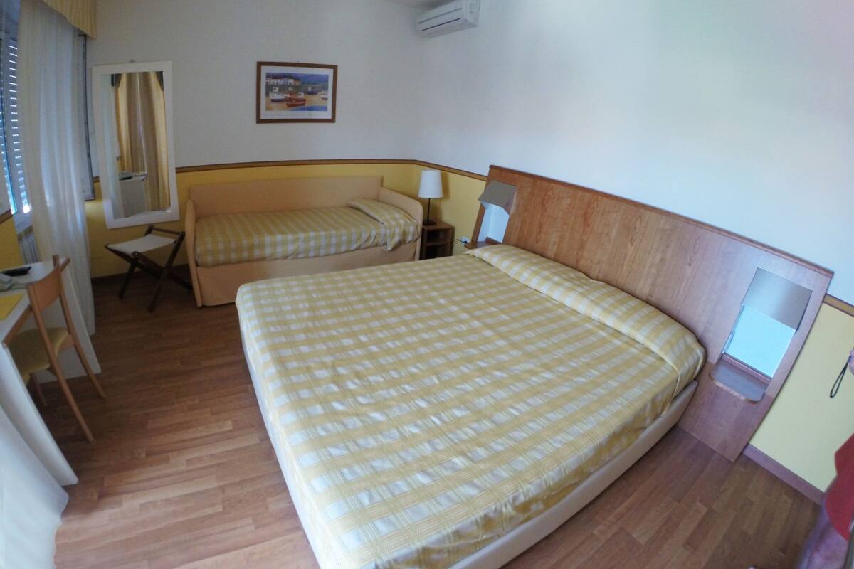 junior suite | 1 bedroom, free cots/infant beds, free wifi, bed sheets
