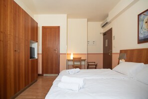 A hotel room with a bed, a wardrobe, a desk, and a chair. - Hotel Romeo (Torri del Benaco)