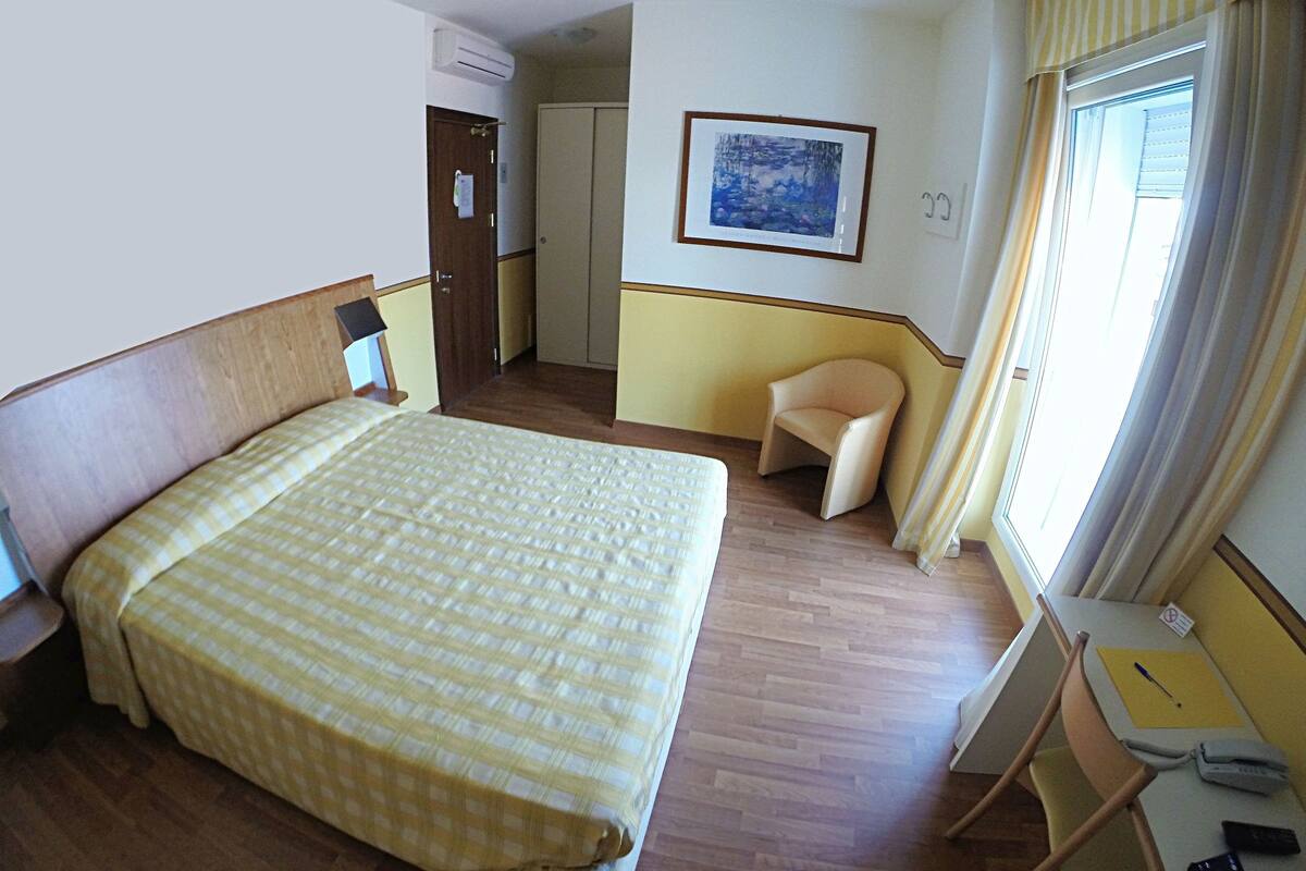 junior suite | 1 bedroom, free cots/infant beds, free wifi, bed sheets