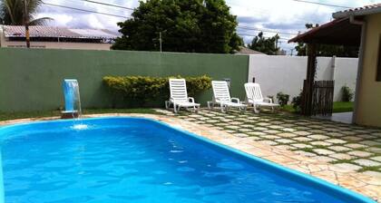 Casa con un gran margen de alojamiento, zona de recreo con parrillas de barbacoa y piscina.