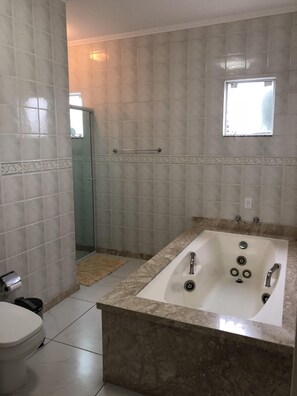 Dusche, Whirlpool, Handtücher