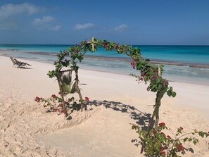 En la playa, camastros y toallas de playa 