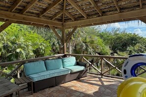 Property grounds - Monticello, Desert Rose beachfront cottage,Tiki Hut & Generator,10% Off 7+nights (governors harbour)