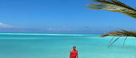 Sulla spiaggia, lettini da mare, teli da spiaggia