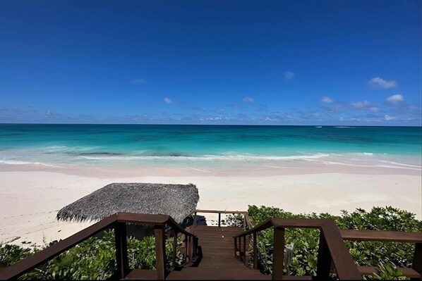 En la playa, camastros y toallas de playa 