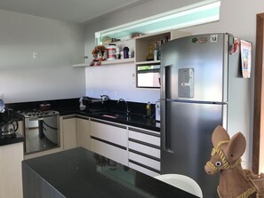 Geladeira, micro-ondas, fogão, cooktop