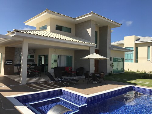 Modern house in Barra do Jacuípe, 180m from the beach.