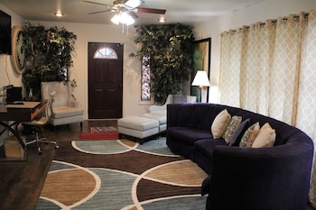 1Br - 1 Br Upscale  Crosstown  w/ Hot Tub Sleep up to 4