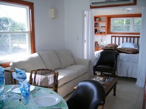 Een televisie, boeken en een filmbibliotheek