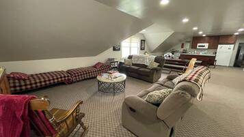 Téléviseur, lecteur de DVD, livres, sélection de films