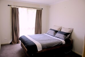 3 bedrooms, iron/ironing board, WiFi, bed sheets