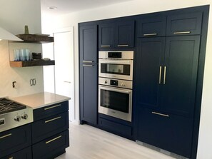 Fridge, microwave, oven, stovetop - Ideal Montauk retreat with pool and hottub (Montauk)