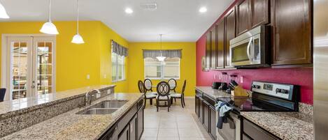 Køleskab, mikrobølgeovn, ovn, kogeplade