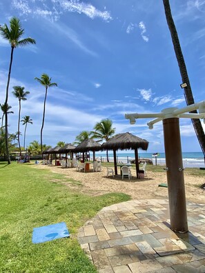 Na praia, espreguiçadeiras